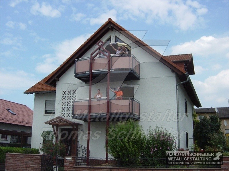 Anbaubalkon über 2 Etagen. Kann eine Stütze auch Skulptur sein? 